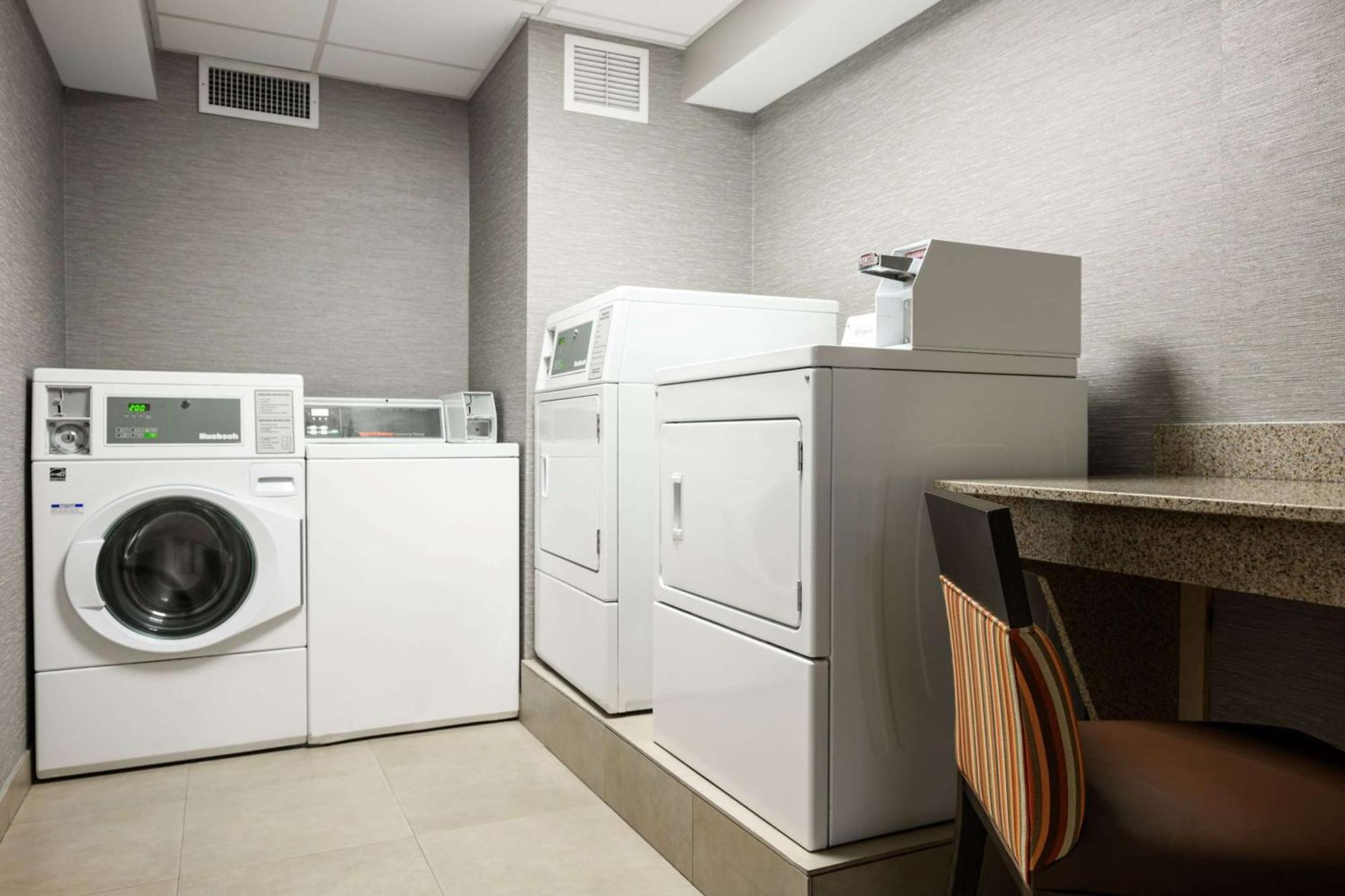 Hampton Inn Evansville Airport Kültér fotó